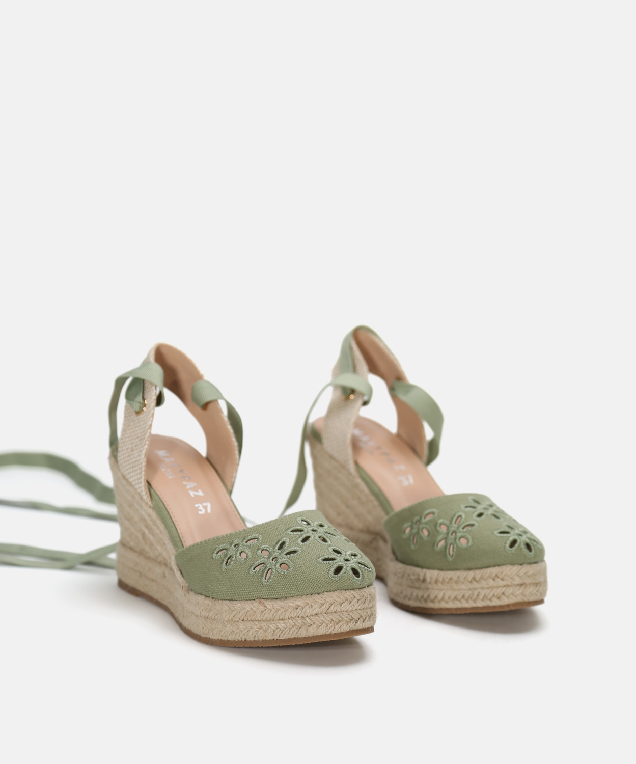 Cu&ntilde;a bordado flores image number null